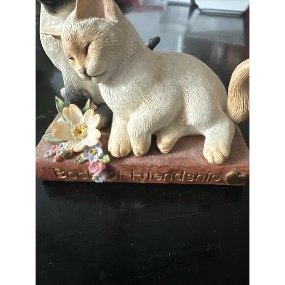 A Country Artist Kitten Tales Book of Friendship Cat Figurine CA04664 - Picture 4 of 9